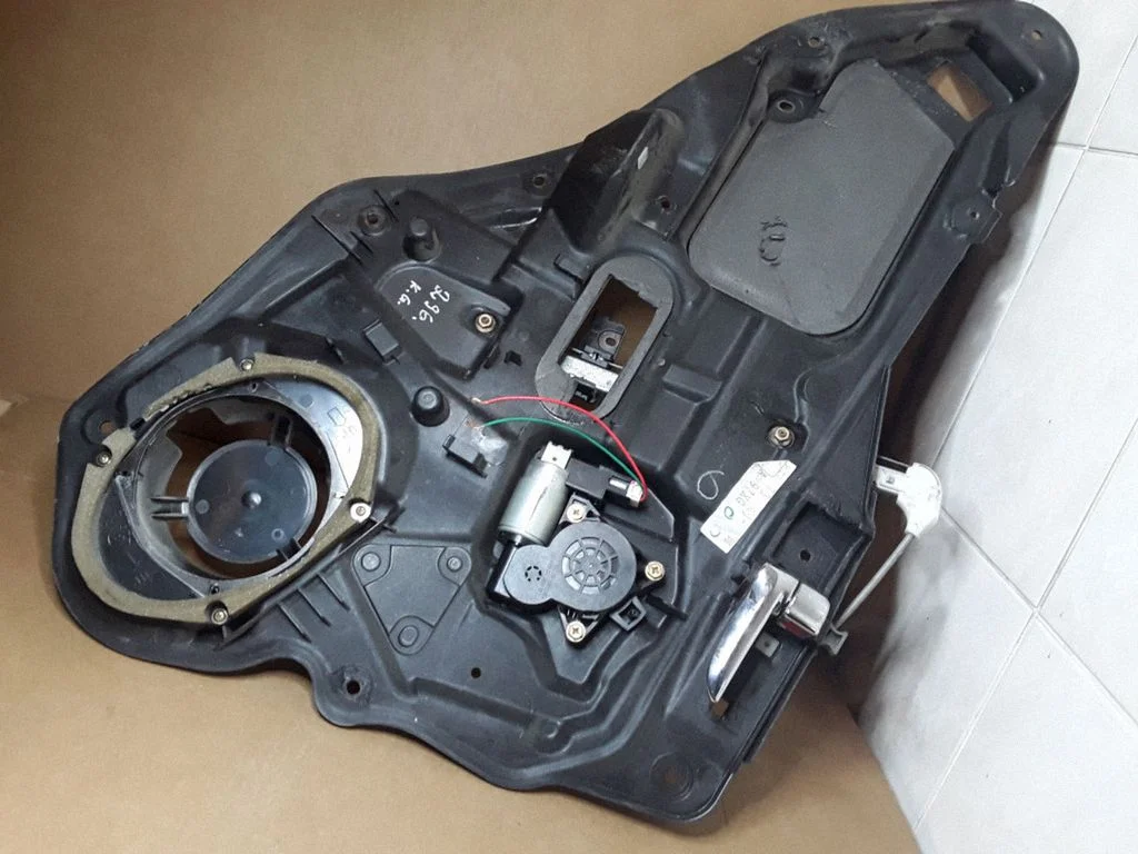 Rear door window regulator with motor GJ6A5858X