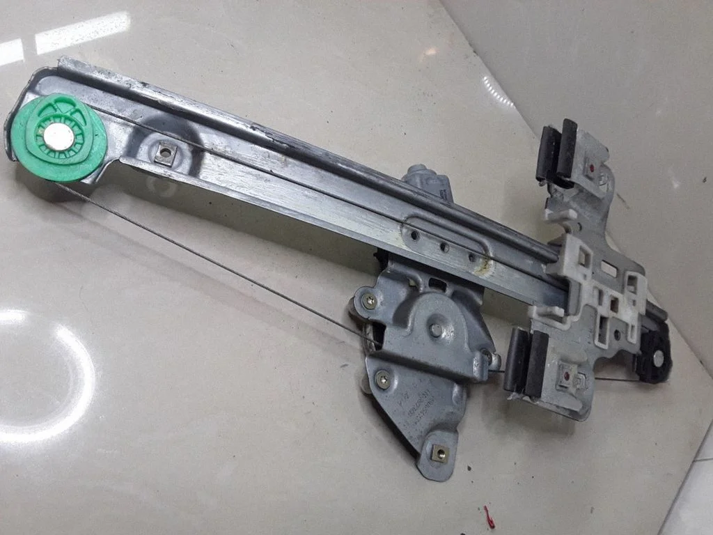 Rear door window regulator with motor 05065473AB