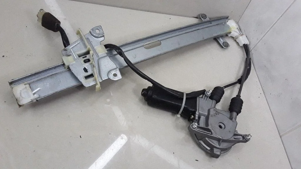 Rear door window regulator with motor – KIA Sportage (1995-2004)