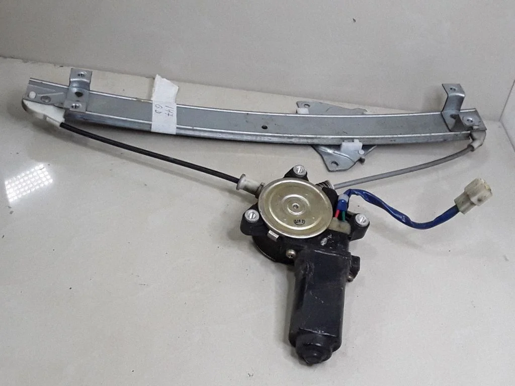 Rear door window regulator with motor MB926820