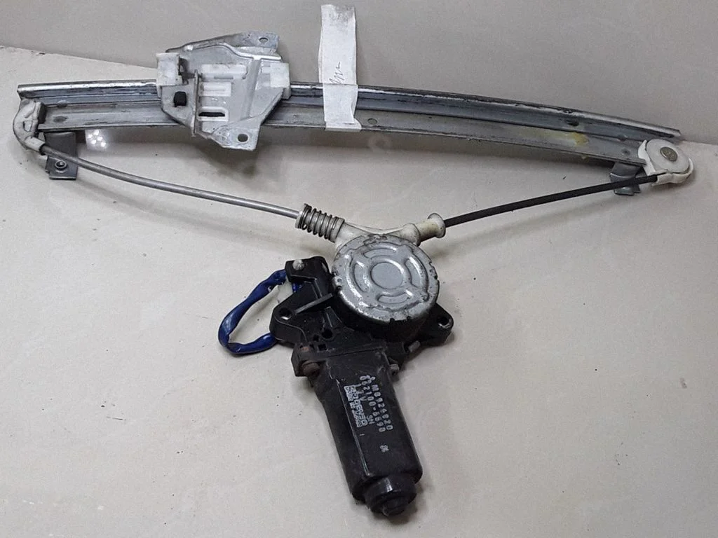 Rear door window regulator with motor MB926820