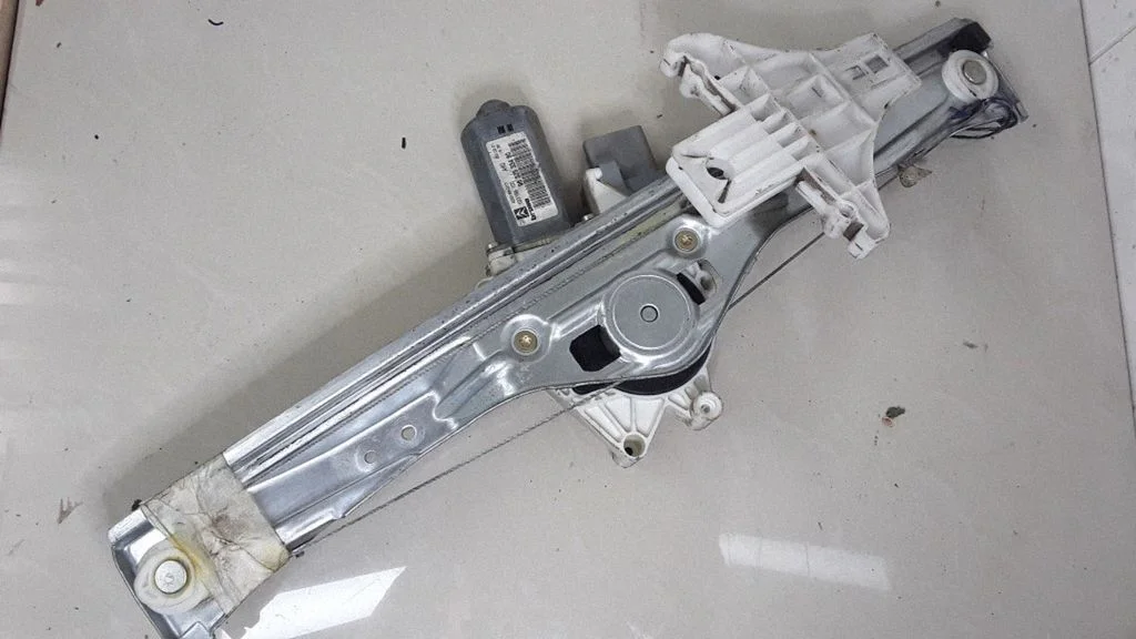Rear door window regulator with motor 9632533480