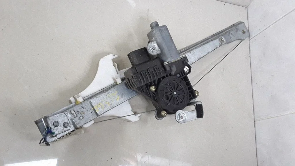 Rear door window regulator with motor – Ford Mondeo Mk III (2000-2007)
