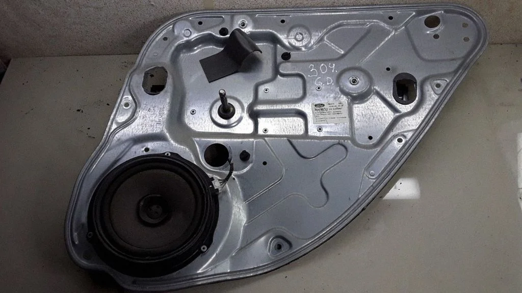 Podnośnik szyby tylnej mechaniczny (ręczny) – Ford Focus C-MAX (2003-2010)