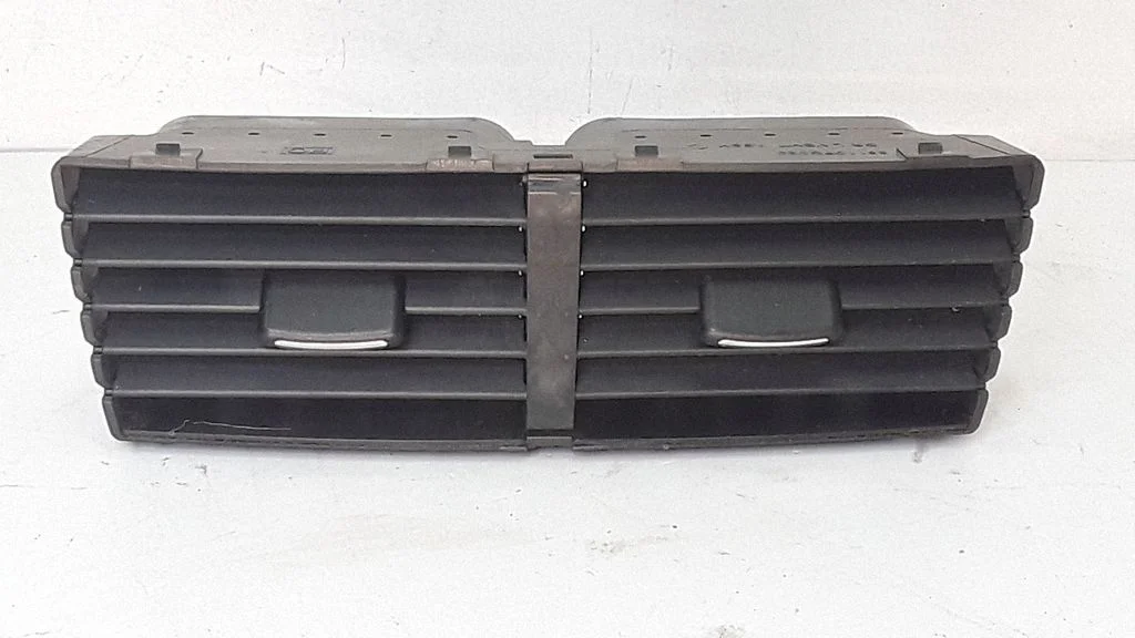 Armatuurlaua keskmine õhutusrest 66110FG020