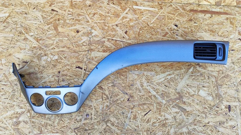 Armatuurlaua keskmine õhutusrest 66110FG000