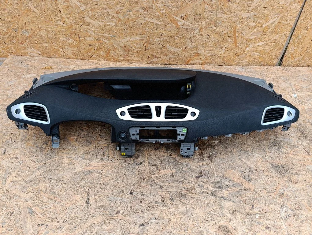 Dashboard 681000016R