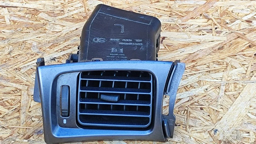 Dashboard side air vent grill/cover trim 66110FG010