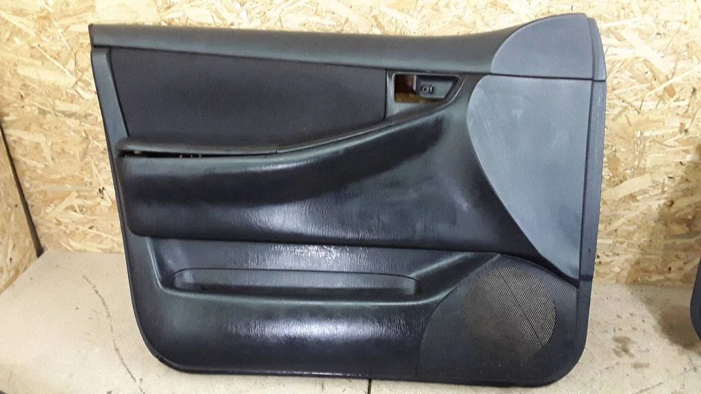 Eesmiste uste sisevooder – Toyota Matrix (E130) (2001-2008)