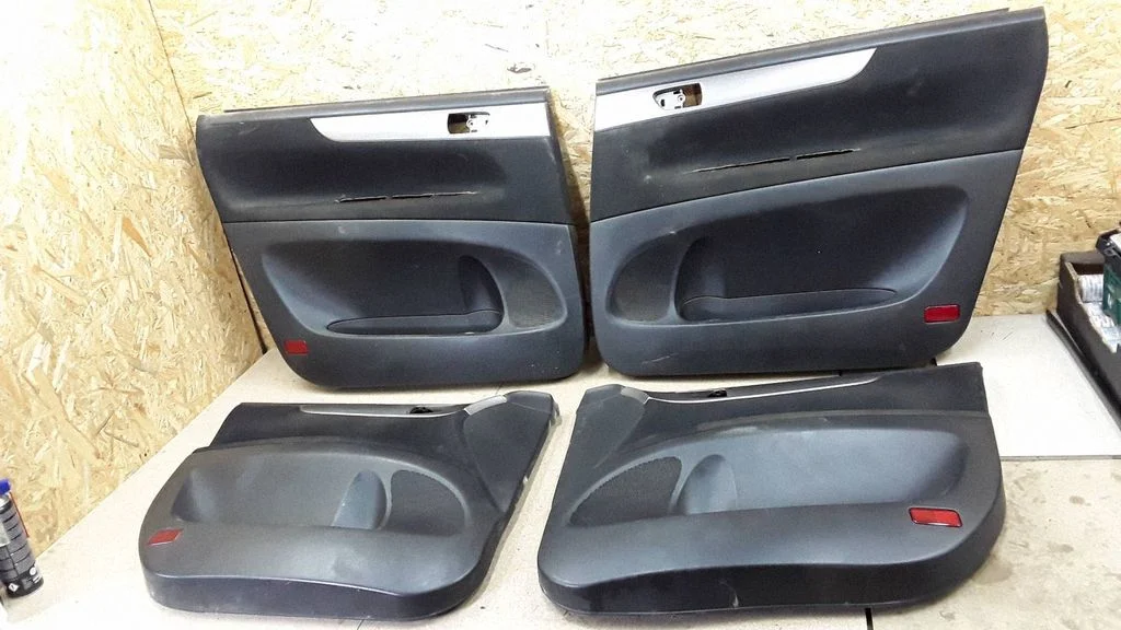 Eesmiste uste sisevooder – Toyota Avensis T250 (2003-2006)