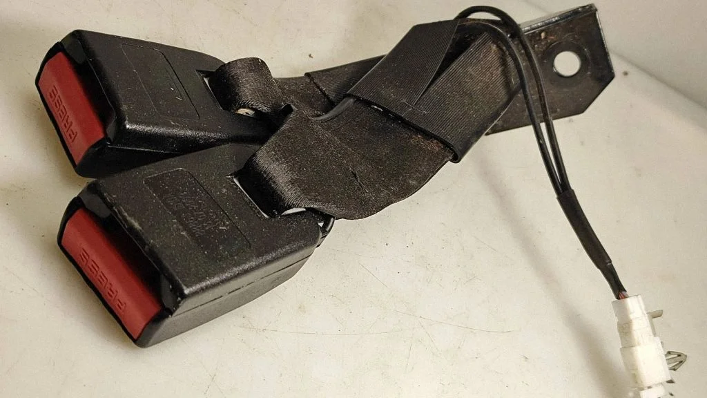 Rear seatbelt buckle – Nissan Qashqai+2 (2008-2010)