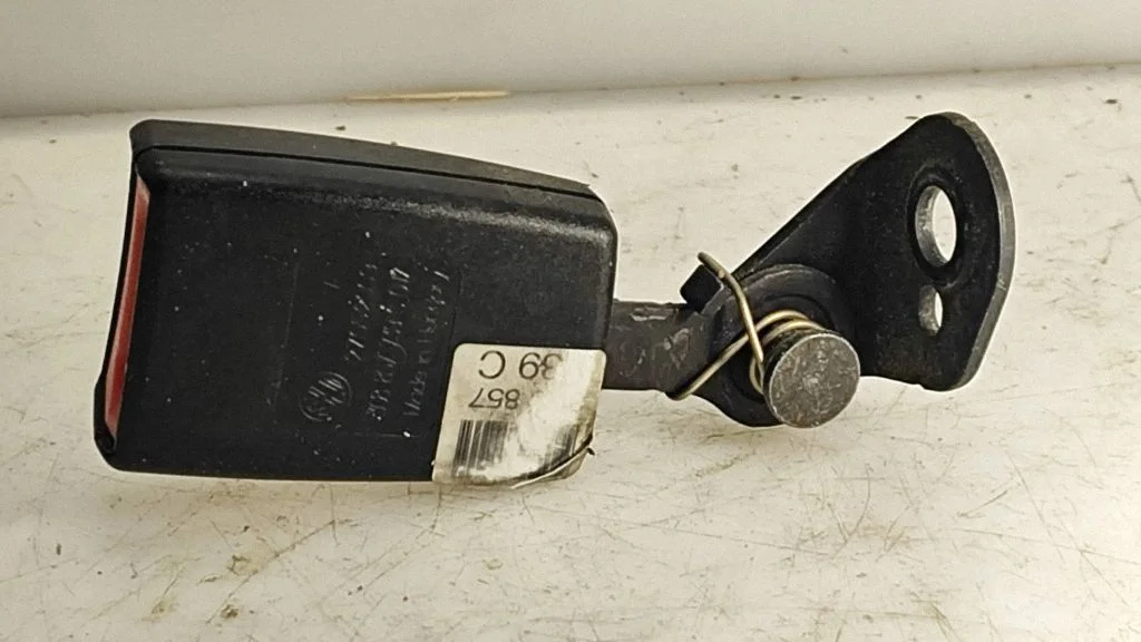 Rear seatbelt buckle 3C8857739C