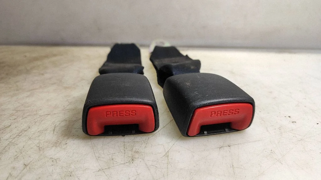Rear seatbelt buckle – Toyota Corolla Verso AR10 (2004-2009)