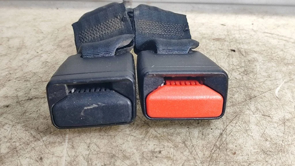 Rear seatbelt buckle 878170958R