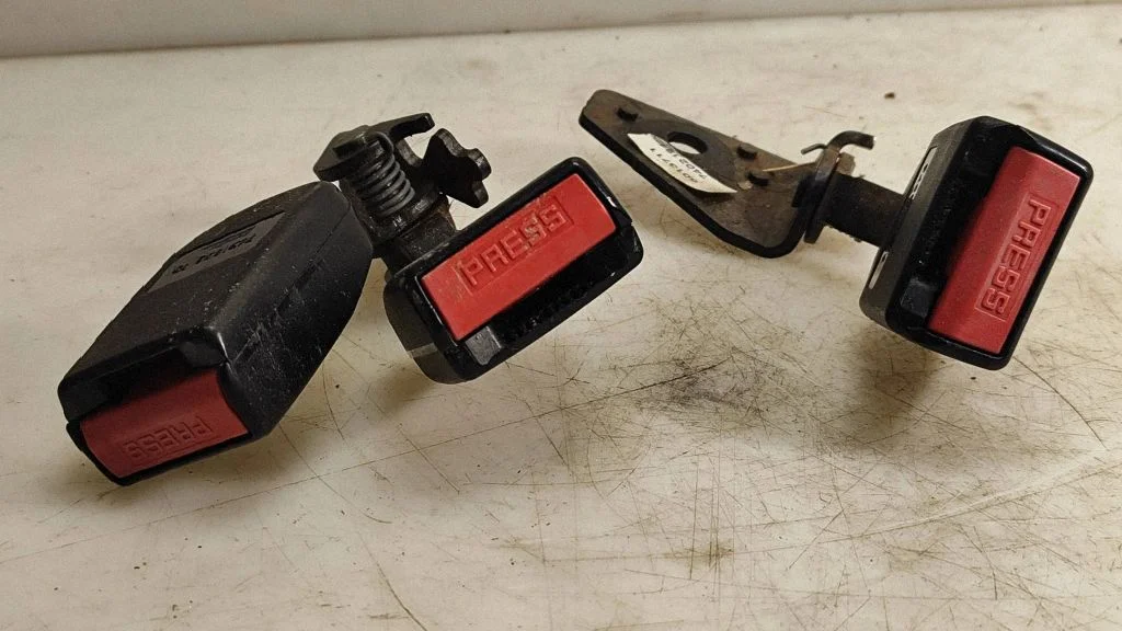 Rear seatbelt buckle