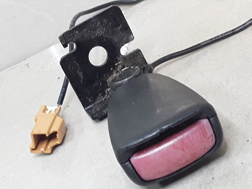 Rear seatbelt buckle – Volvo V50 (2004-2007)