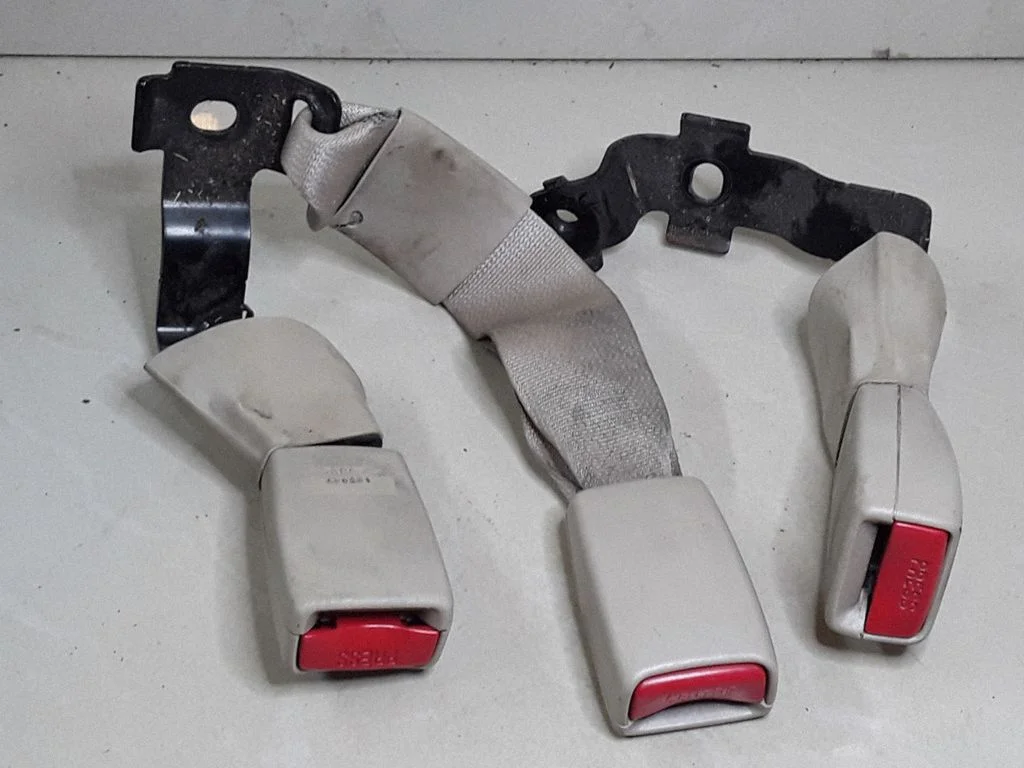 Rear seatbelt buckle – Toyota Avensis T250 (2006-2009)