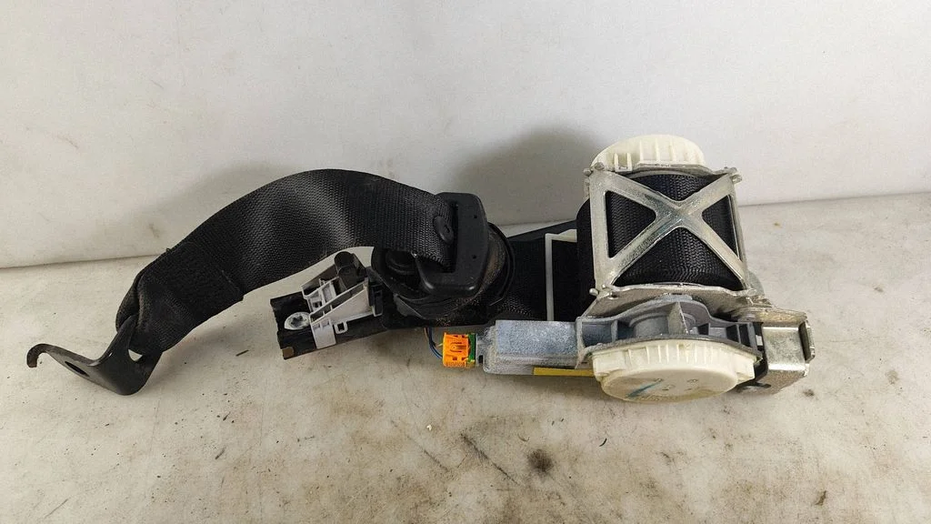 Rear seatbelt 34088404B