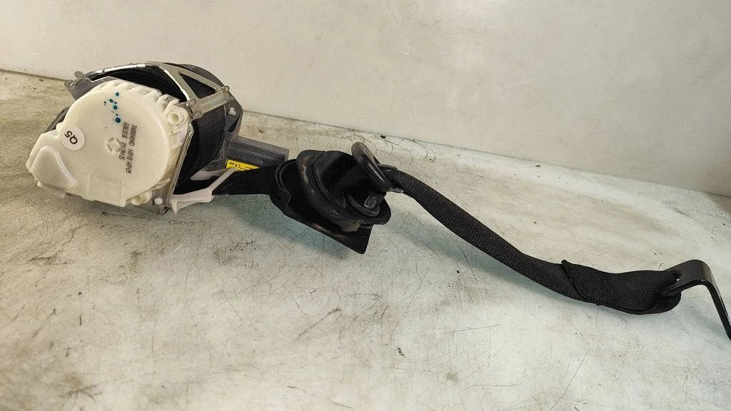 Rear seatbelt 34088404D