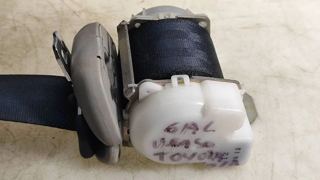 Rear seatbelt – Toyota Corolla Verso AR10 (2004-2009)
