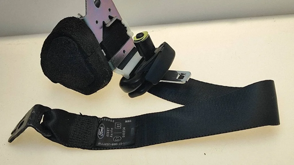 Rear seatbelt 8G9N611B68