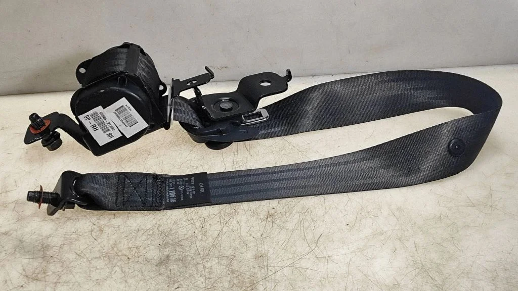 Tagumine turvavöö 898202Y200