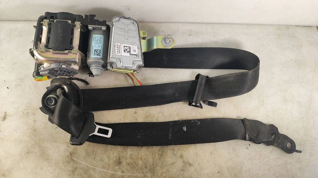 Front seatbelt 610035800D