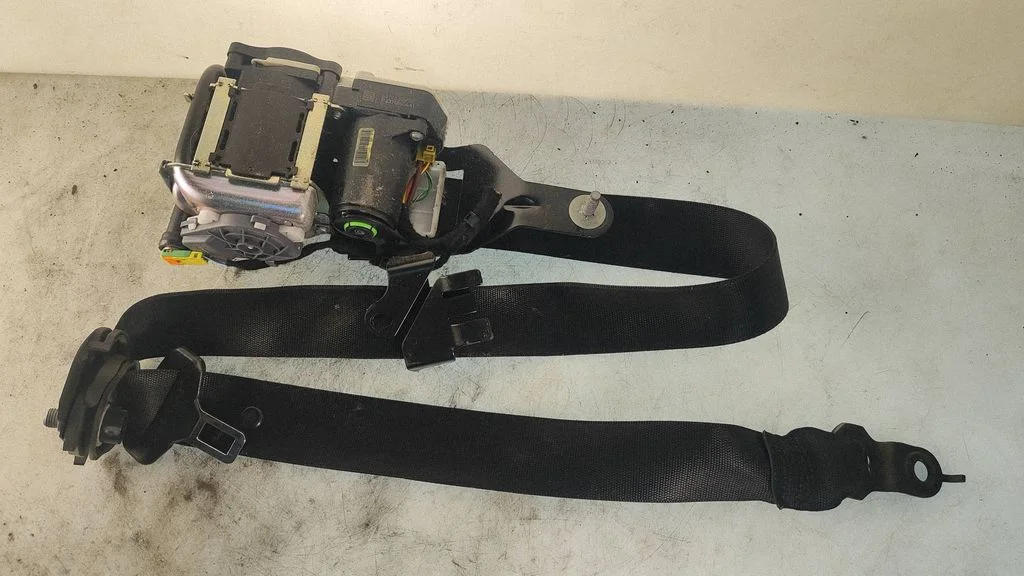 Front seatbelt 620048100