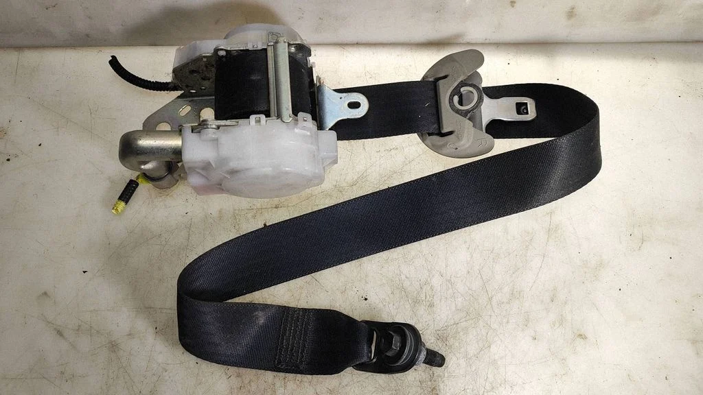 Front seatbelt – Lexus IS 220D-250-350 (2006-2013)