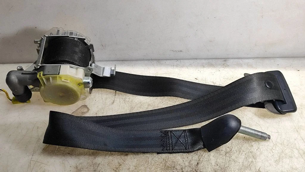 Front seatbelt 888802B210WK