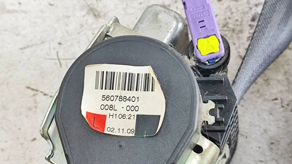 Front seatbelt 4F0857705