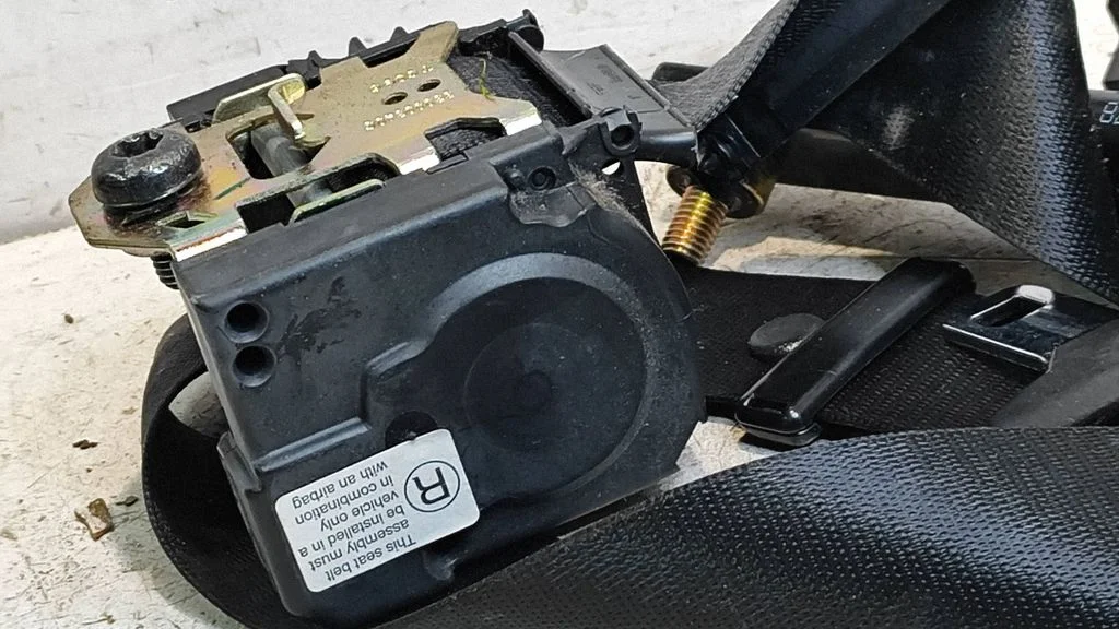Front seatbelt 8408752