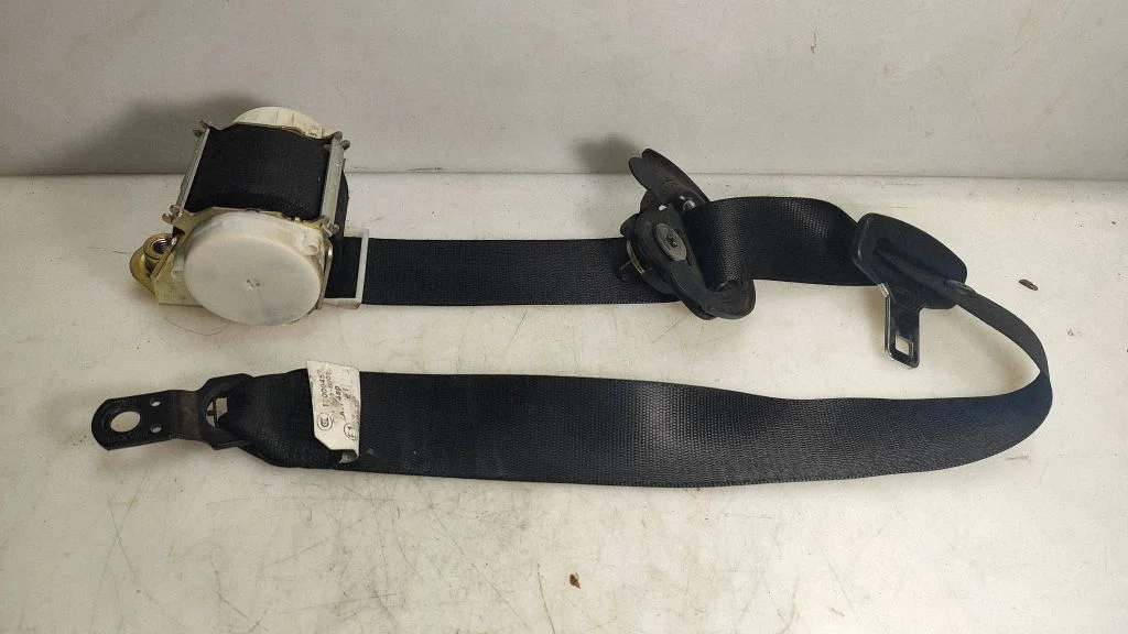 Front seatbelt 33033481E