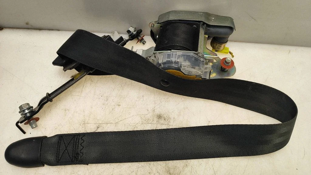 Front seatbelt 888802B200WK