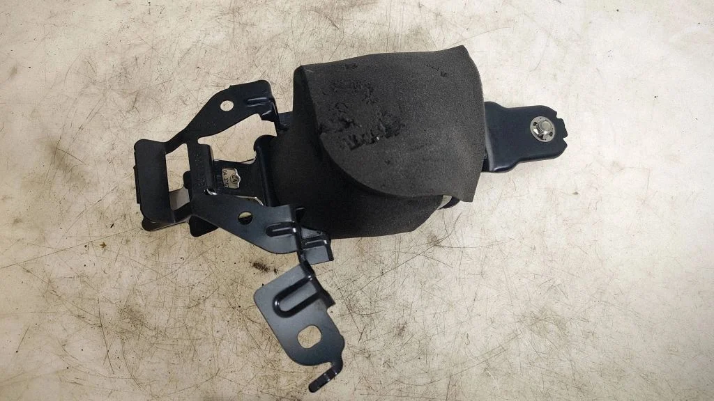 Middle seatbelt (rear) T86253T