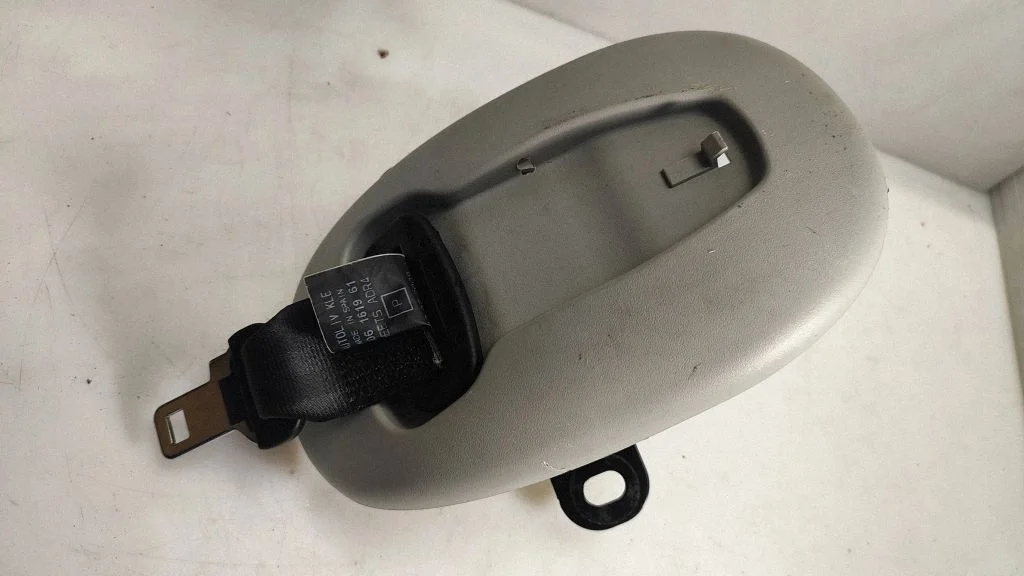 Middle seatbelt (rear) – Nissan Qashqai+2 (2008-2010)