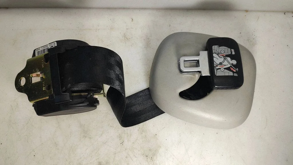 Middle seatbelt (rear) – Volkswagen Touran I (2003-2010)