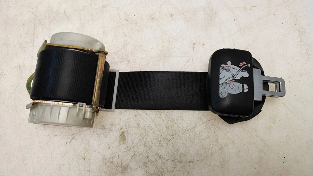 Middle seatbelt (rear) – Volkswagen Touran I (2003-2010)