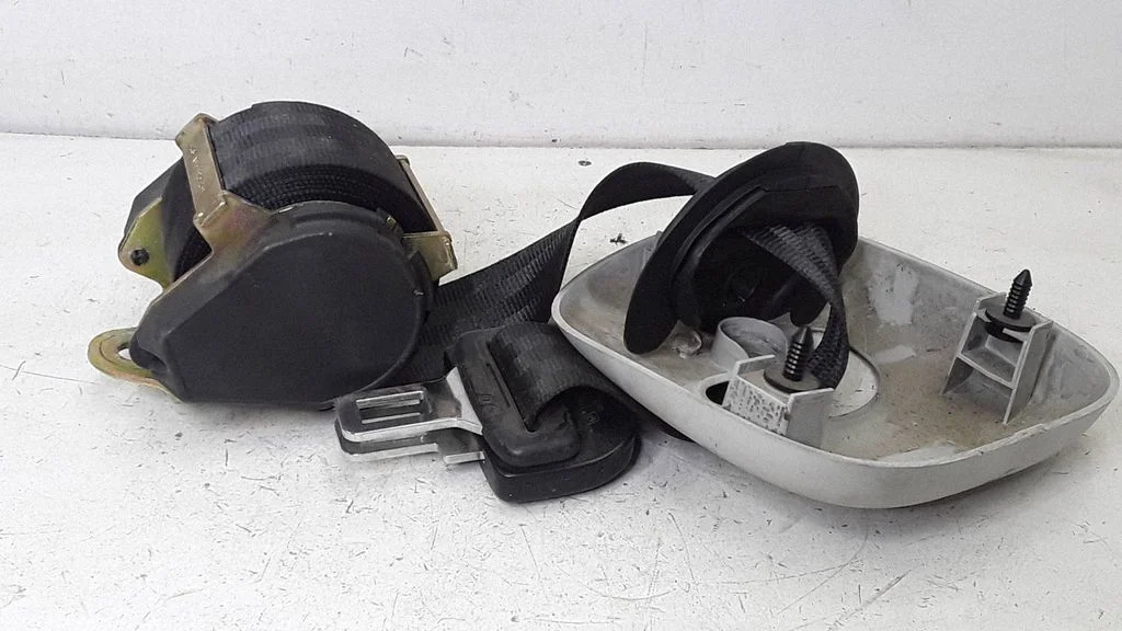 Middle seatbelt (rear) – Volkswagen Touran I (2003-2010)