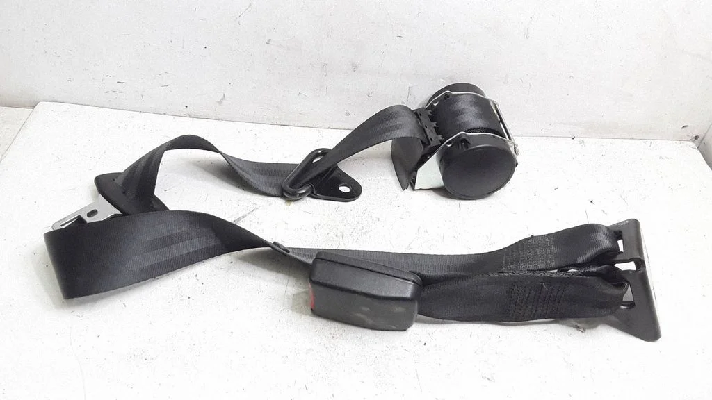 Middle seatbelt (rear) – Nissan Primera (2002-2007)