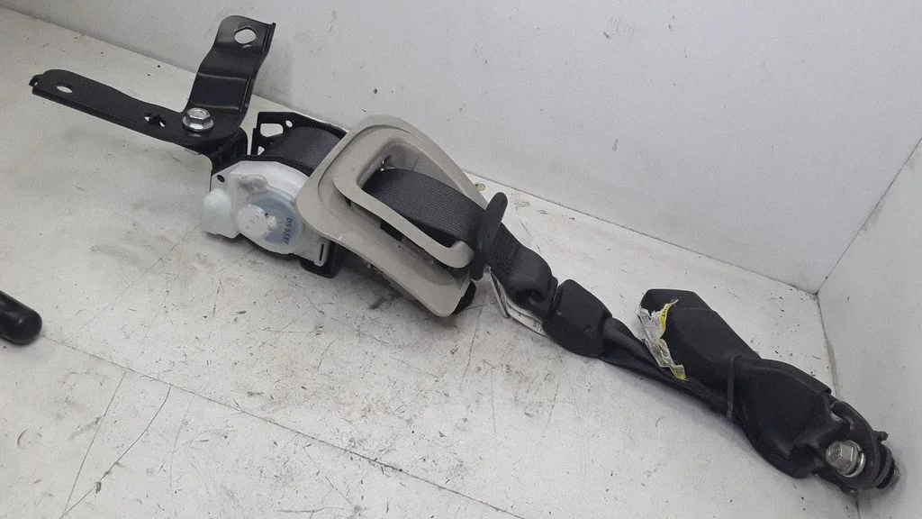 Middle seatbelt (rear) – centre