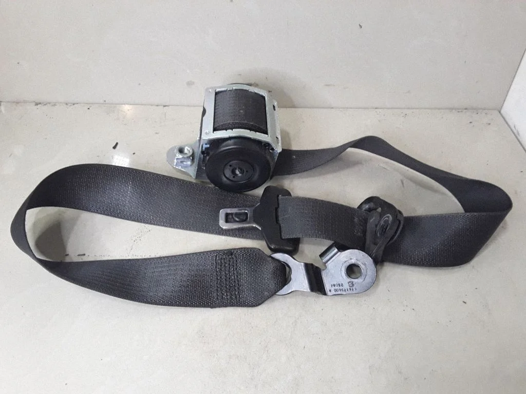 Front seatbelt 607707700D