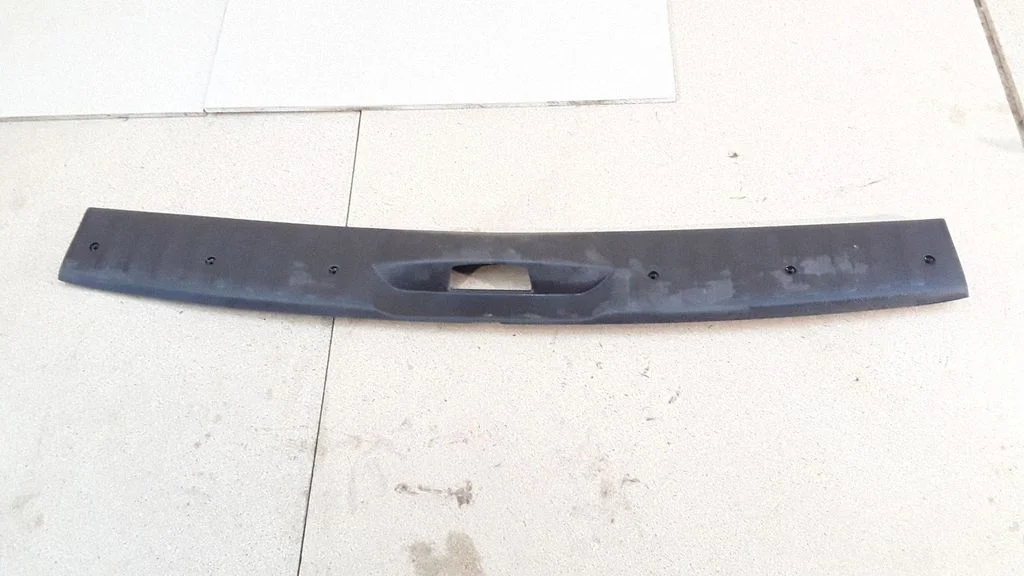 Trunk/boot sill cover protection