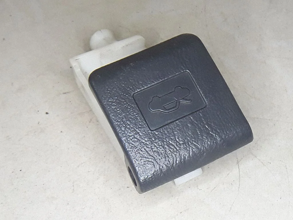 Rączka otwierania maski – Toyota Corolla Verso E121 (2001-2004)