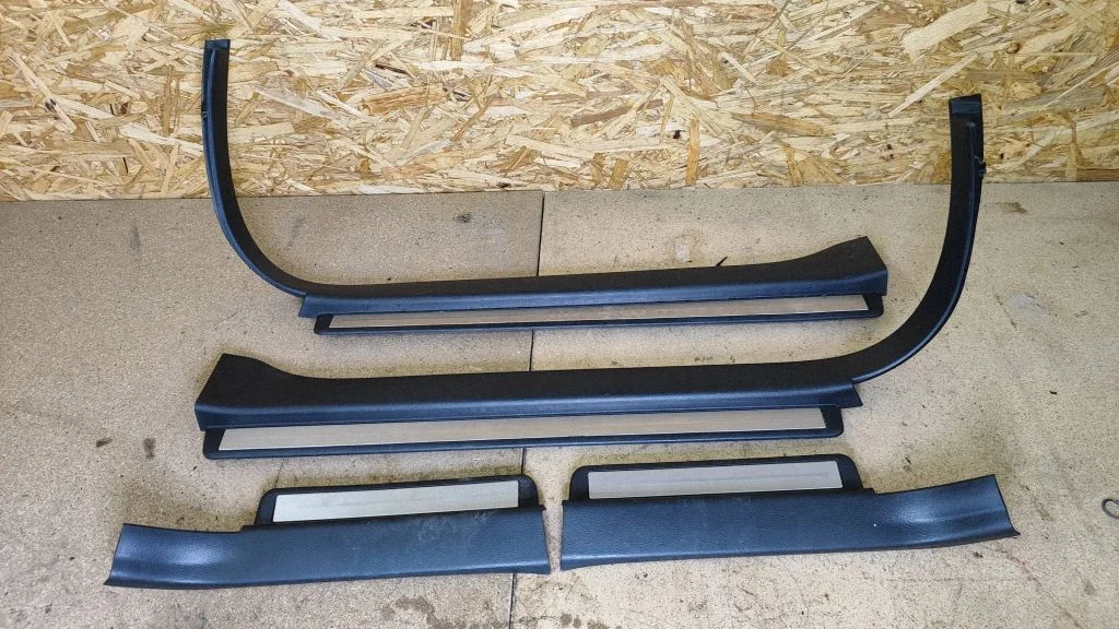 Front sill trim cover 76951CA000