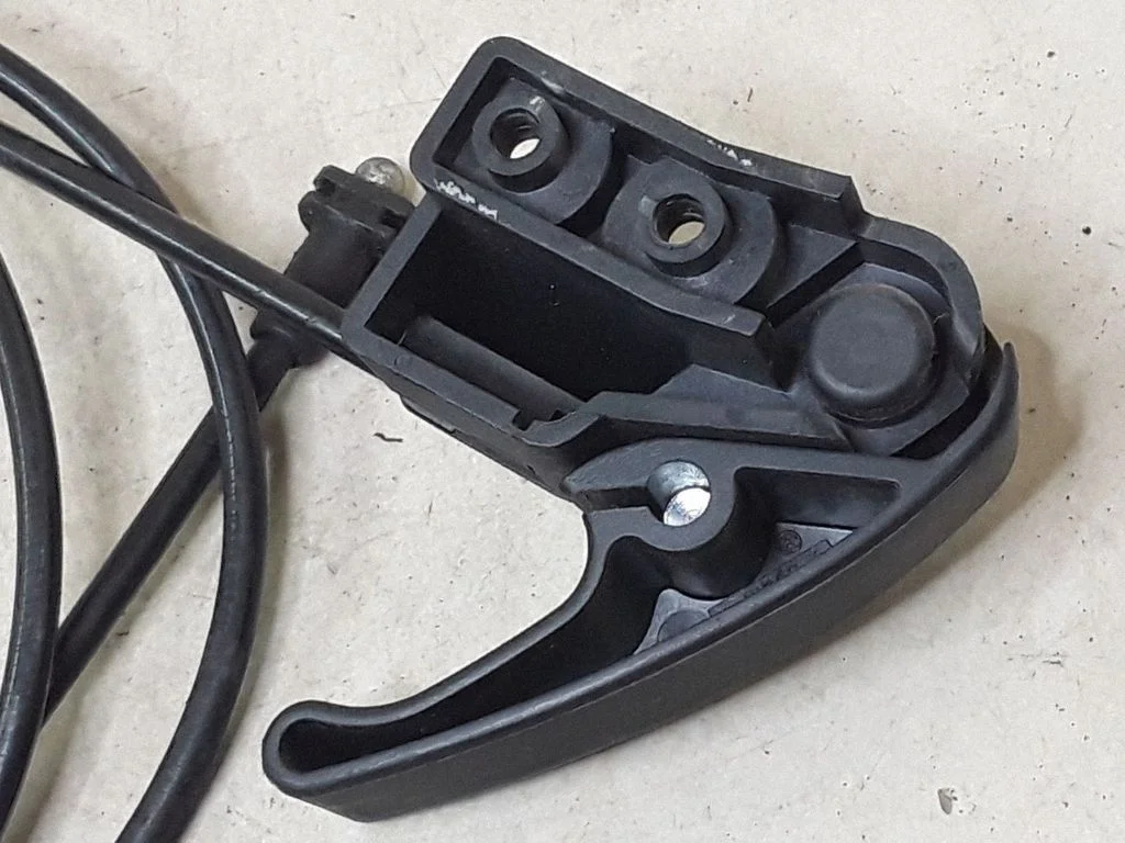 Engine bonnet (hood) release handle 1H1823533