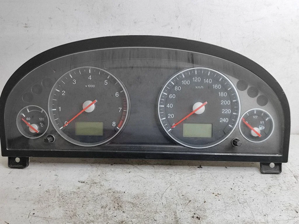 Speedometer (instrument cluster) 3S7T10849