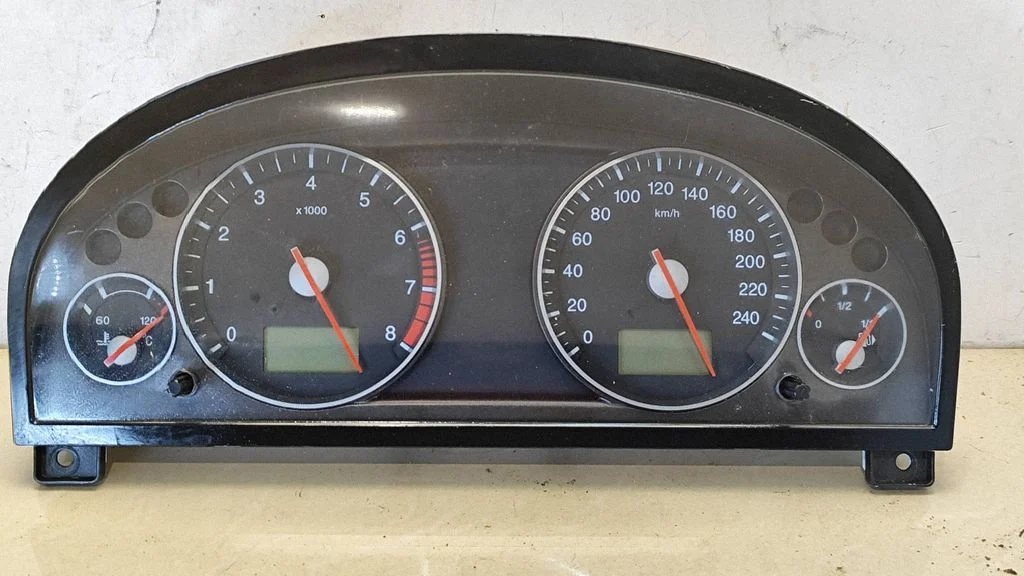 Speedometer (instrument cluster) 3S7T10849