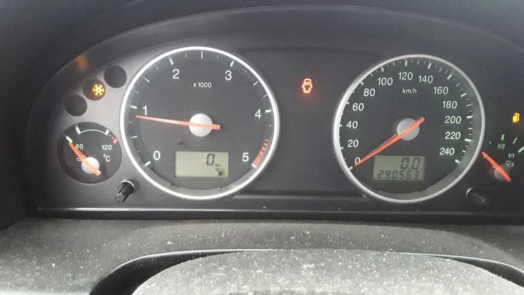 Speedometer (instrument cluster) 3S7T10849
