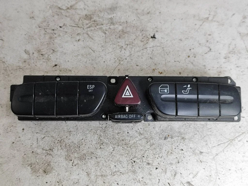 Hazard light switch – Mercedes-Benz C-Class W203 (2000-2007)